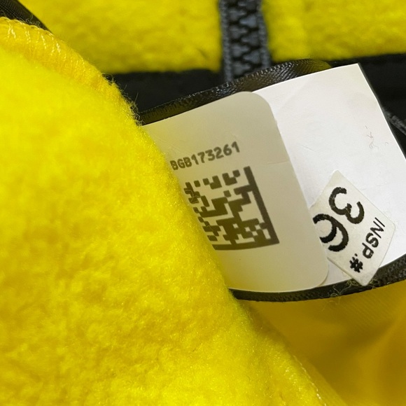 The North Face Women’s ‘95 Retro Denali Fleece Jacket In Lemon - Picture 6 of 7